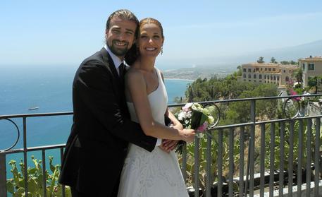 Mario Biondo e Raquel Sanchez Silva nel giorno del matrimonio a Taormina © ANSA 