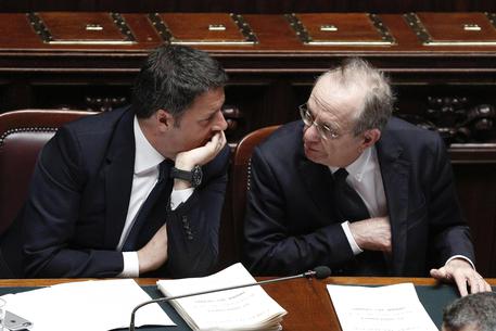 Il Presidente del Consiglio Matteo Renzi (s) e il ministro dell'Economia Pier Carlo Padoan alla Camera in una foto d'archivio © ANSA