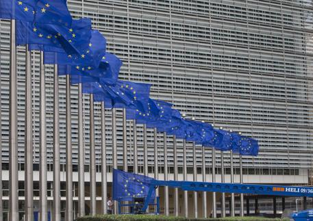 Le bandiere dell'Ue davanti al Consiglio Europeo © AP
