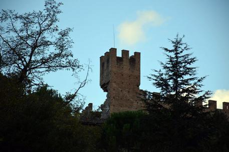 Terremoto: Caldarola, la torre del Cassero lesionata dal sisma. FOTO DI ALESSANDRO DONATI © ANSA