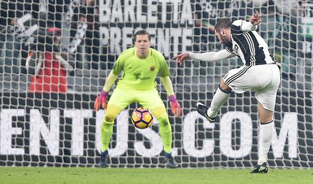 Juventus-Roma 1-0: al 14' del pt Higuain supera in dribbling tutta la difesa giallorossa e calcia di sinistro sotto l'incrocio. © ANSA