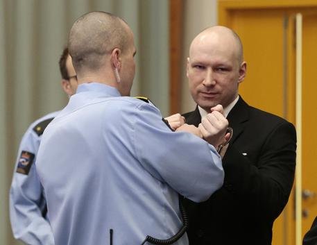 Norvegia: Bbc, Breivik arriva in aula e fa saluto nazista © AP