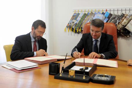 Ignazio Marino e Raffaele Cantone siglano la collaborazione tra Comune e Anac il 29 luglio 2015. © ANSA 