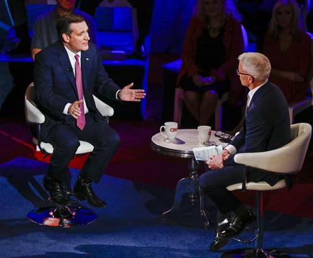 Ted Cruz intervistato dal giornalista Cnn Anderson Cooper © EPA