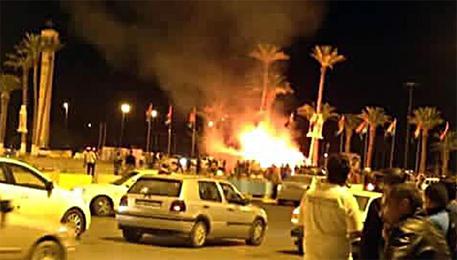 Libia: tensioni a Tripoli, tendone a fuoco in piazza Martiri © ANSA
