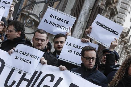 Sit-in dei parlamentari M5S davanti a Palazzo Chigi per chiedere il ritiro del decreto mutui © ANSA