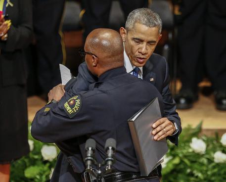 Barack Obama abbraccia il capo della polizia di Dallas David Brown © EPA