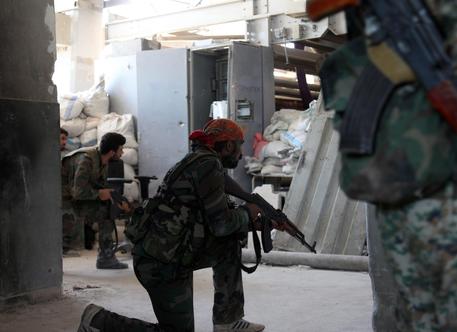 Soldati siriani ad Aleppo in una foto d'archivio © EPA