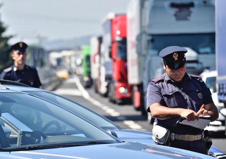 Esodo: code e controlli polizia sulla A1 © ANSA