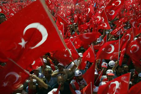 Bandiere della Turchia in piazza © AP