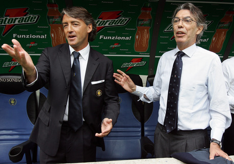 Il presidente dell'Inter Massimo Moratti in panchina con l'allenatore Roberto Mancini il 27 maggio 2007. © ANSA
