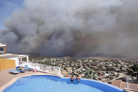 Spagna: mega incendio minaccia 'paradiso britannici' © AP