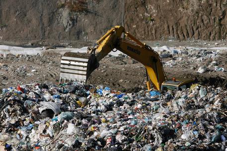 Naples police seize 200 mn from waste management group - English - ANSA.it