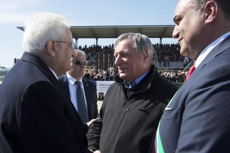 Il Presidente Sergio Mattarella accolto da Don Ciotti in occasione dell'incontro promosso da 'Libera. Associazioni, nomi e numeri contro le mafie' © ANSA