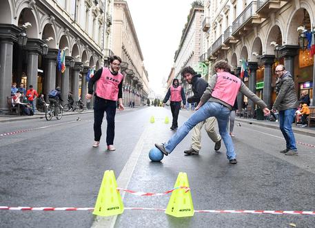 Partita di calcetto in strada © ANSA