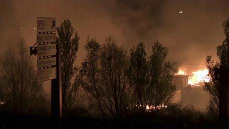 Incendio in campo migranti in Francia © AP