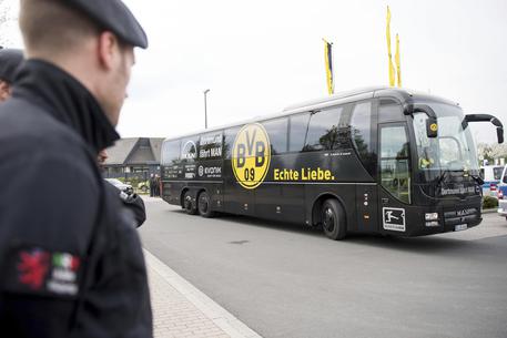 L'arrivo della squadra tedesca oggi allo stadio, dove alle 18,45 si svolgerà l'incontro di Champions rinviato ieri con il Monaco © AP