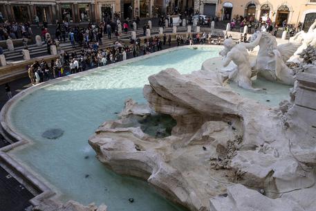 Nude Man Jumps Into Trevi Fountain English ANSA It