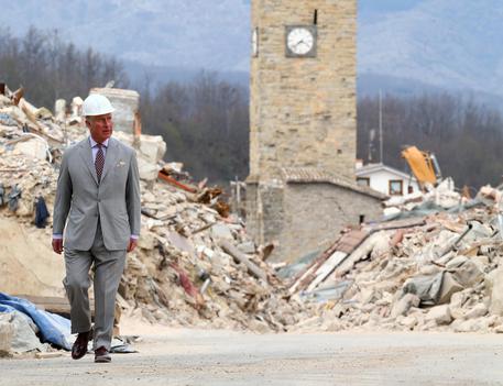 Il principe Carlo nella zona rossa di Amatrice © ANSA