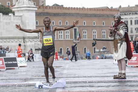 Tola Shura Kitata, vincitore della maratona di Roma © ANSA