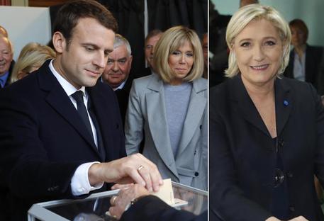 Macron e Le Pen ai rispettivi seggi per il voto delle presidenziali in Francia © ANSA