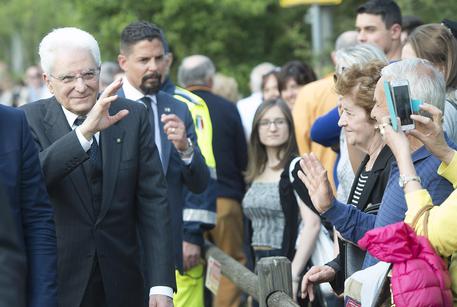 Il presidente della Repubblica Sergio Mattarella in visita al Campo di deportazione di Fossoli, 25  aprile 2017. ANSA/GIANDOTTI/UFFICIO STAMPA QUIRINALE © ANSA