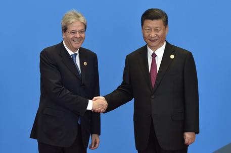 Paolo Gentiloni con il presidente cinese Xi  Jinping © EPA