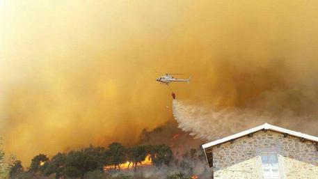 Incendio a Quartu, elicottero in azione © ANSA