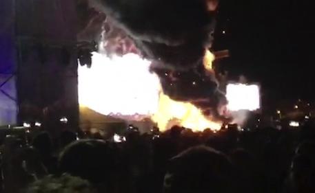 Spagna: 22mila evacuati da festival musicale per un incendio © AP