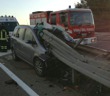 auto contro guardrail grave una donna sardegna ansa it