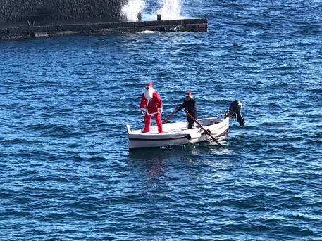 Immagini Natale Mare.Babbo Natale Arriva Dal Mare A Lipari Cronaca Ansa It