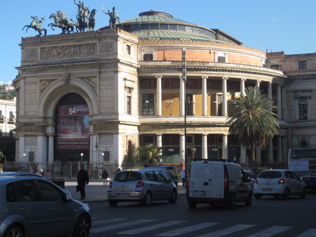 TEATRO POLITEAMA A PALERMO © ANSA