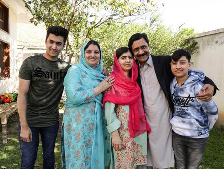 Una foto postata su Twitter dalla premio Nobel per la Pace pachistana, Malala Yousafzai, insieme ai  suoi genitori e fratelli davanti alla casa da lei abitata fino all'attentato del 2012 da parte dei  talebani, 31 marzo 2018 © ANSA