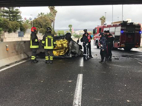 muore carbonizzato dentro l auto sardegna ansa it