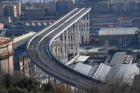 Ponte Morandi, primo taglio del moncone per la demolizione © ANSA