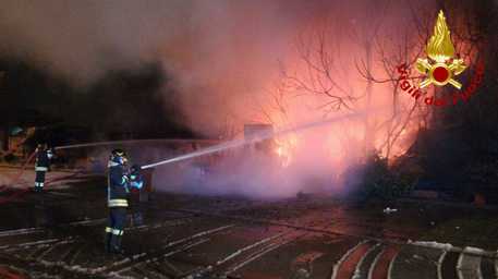 Rogo in un campo di roulotte a Reggio Emilia © Ansa