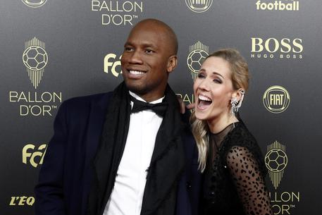 Didier Drogba con Sandy Heribert alla cerimonia del pallone d'oro edizione 2019 © EPA