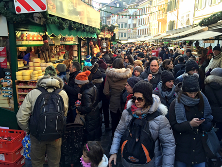 Folla nelle vie del centro di Bolzano per il Mercatino di Natale © ANSA