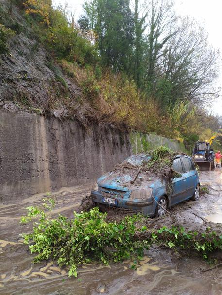 Frana Nel Casertano,salvi Occupanti Auto - Campania - ANSA.it