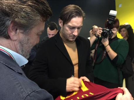 Francesco Totti firma un autografo © ANSA