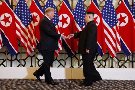 Trump-Kim e la stretta di mano ad Hanoi © AP