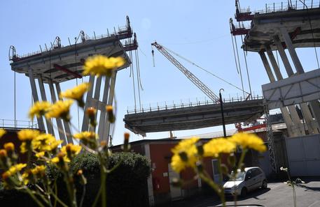 Ponte Genova: iniziata discesa quinta parte impalcato © ANSA