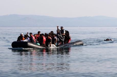 Imbarcazione con migranti a bordo. Immagine d'archivio © ANSA