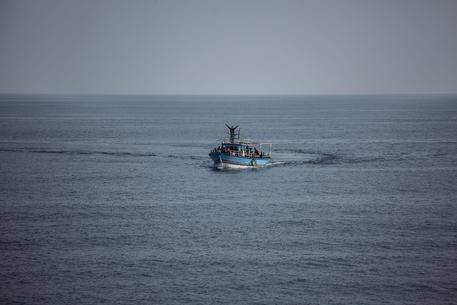 Barcone con 55 soccorso al largo di Lampedusa © AP