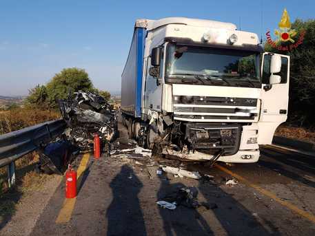 Scontro tra auto e Tir al bivio di Monti © ANSA