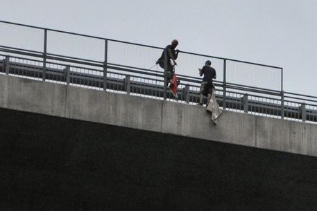 Aosta, minaccia buttarsi da viadotto © ANSA