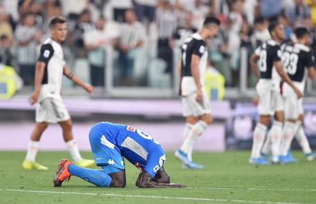 Juventus-Napoli 4-3, 47' st, punizione morbida e innocua di Pjanic, Koulibaly svirgola e infila la palla nella propria porta. © ANSA