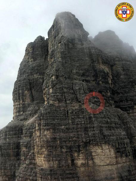 Una foto postata su Twitter dal soccorso alpino mostra la posizione di due alpinisti spagnoli © ANSA