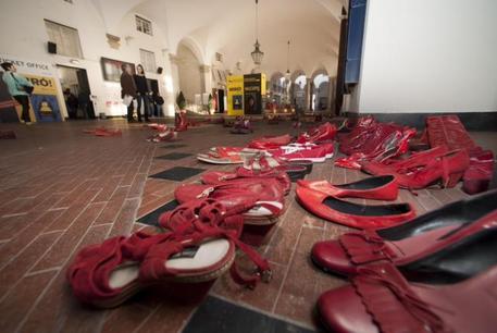 Scarpe rosse, simbolo della lotta alla violenza contro le donne © ANSA