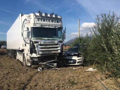 Incidenti stradali: scontro auto-camion nel Cosentino, un morto © ANSA